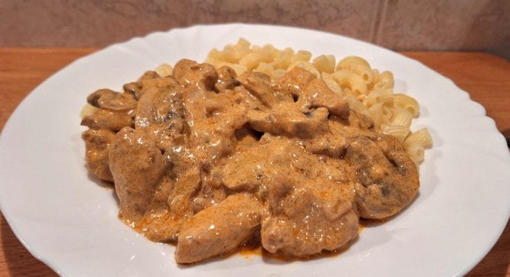 tejfölös gombás tokány csirkemellből tésztával