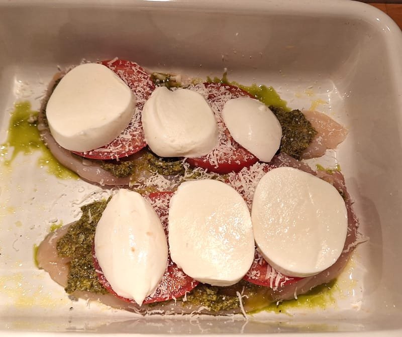 paradicsomos mozzarellás zöld pestós csirkemell sütőben összeállítása