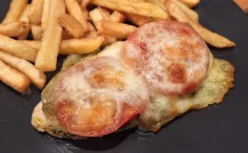 paradicsomos mozzarellás zöld pestós csirkemell sütőben sült krumplival