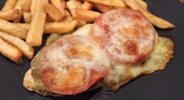 paradicsomos mozzarellás zöld pestós csirkemell sütőben sült krumplival