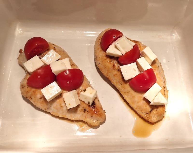 paradicsomos feta sajtos csirkemell összeállítása