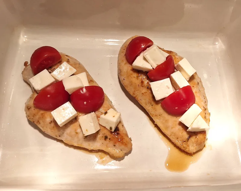 paradicsomos feta sajtos csirkemell összeállítása