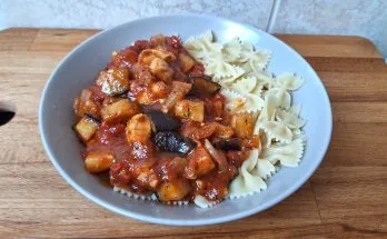 paradicsomos padlizsános csirkeragu tésztával