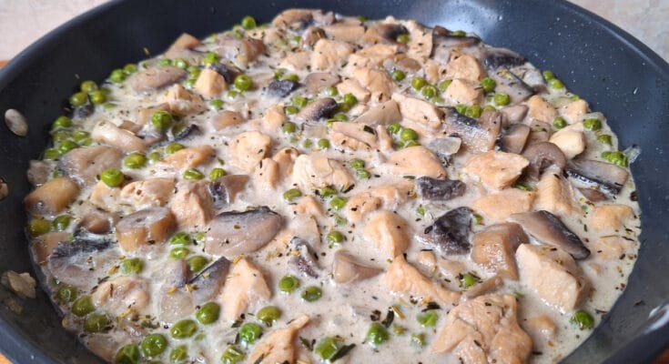 tejszínes gombás borsós csirkemell serpenyőben