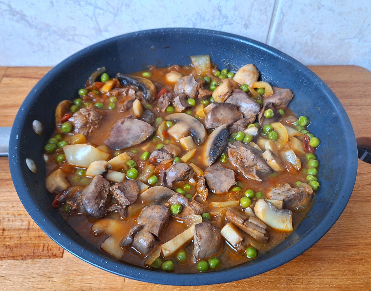 budapest ragu csirkemájból serpenyőben